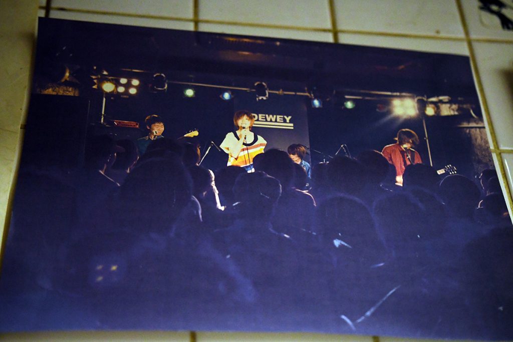 楽屋に貼られている「こっぺぱんバイオレンス」解散ワンマンライブの写真